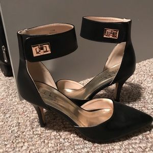 Ankle cuff pumps